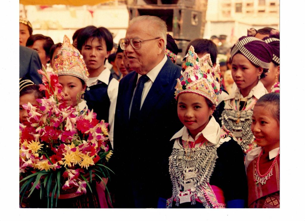 ທ່ານ ໄກ​ສອນ ພົມ​ວິ​ຫານ ລົງ​ຢ້ຽມ​ຢາມ​ນ້ອງ​ນ້ອຍ​ເຍົາ​ວະ​ຊົນ​ຊົນ​ເຜົ່າ