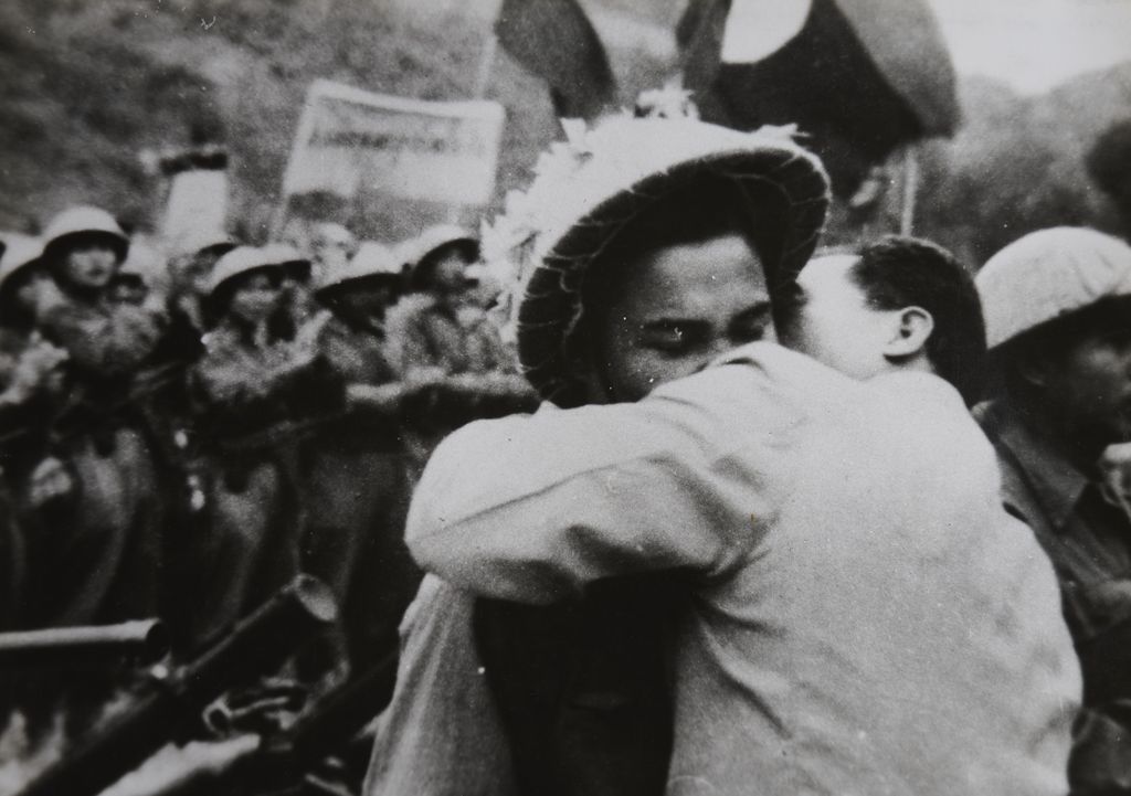 ຊົມ​ເຊີຍ​ອ້າຍ​ນ້ອງ​ທະ​ຫານ