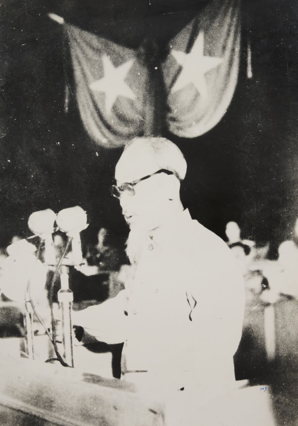 ປະ​ທານ ໂຮ​ຈິ​ມິນ ອ່ານ​ບົດ​ລາຍ​ງານ ກອງ​ປະ​ຊຸມ​ການ​ເມືອງ​ພິ​ເສດ​ ປີ 1964