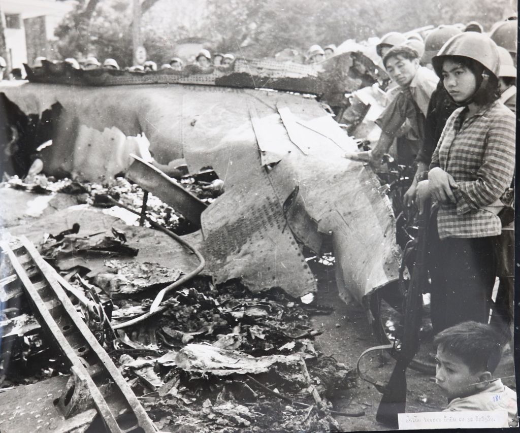 ຮ່າ​ໂບ້ຍ ໄຊ​ຊະ​ນະ​ຍິງ​ຍົນ​ເບ 52 ຕົກ​ລົງ​ດິນ