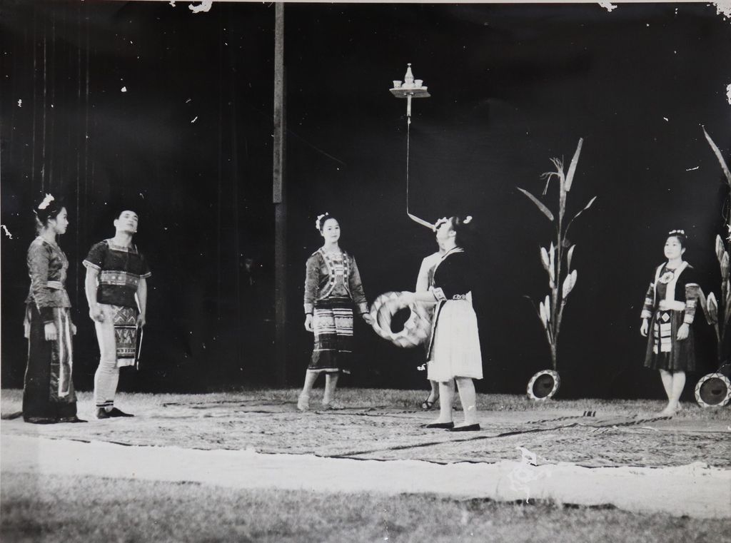 ການ​ສະ​ແດງ​ກາ​ຍະ​ກຳ​ໂຍນ​ບ້ວງ