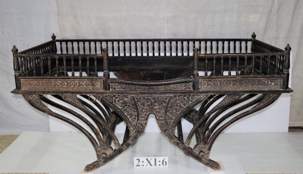 ແຍ່ງຊ້າງເຮັດດ້ວຍໄມ້ ທານໍ້າກ້ຽງ.