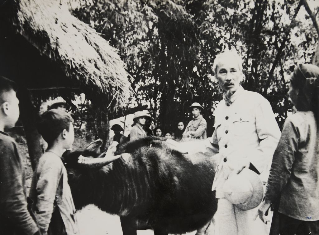 ປະ​ທານ ໂຮ​ຈິ​ມິນ ມາ​ຢາມ​ຄອບ​ຄົວ​ຊາວ​ນາ ທີ່​ຫາ​ກໍ​ໄດ້​ຮັບ​ດິນ​ນາ ​ຢູ່​ຖ່າຍ ນ​ງຽນ