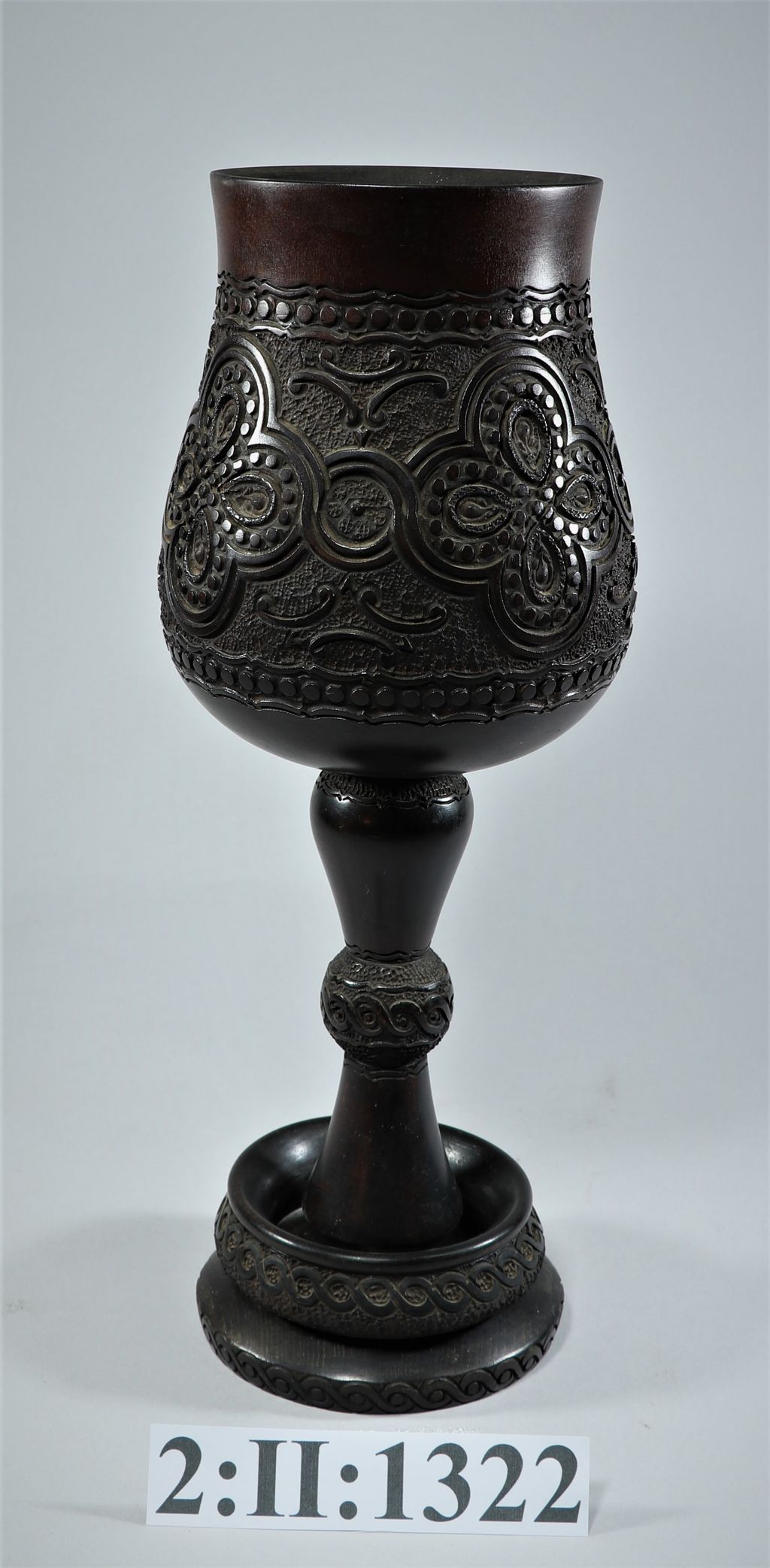 ໂຖໃສ່ດອກໄມ້ ເຮັດດ້ວຍໄມ້ ແກະສະລັກ.