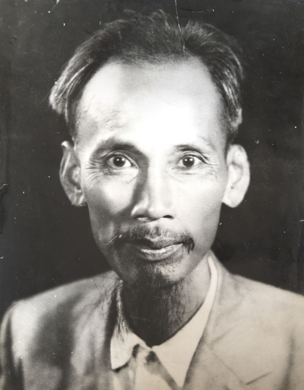 ຮູບ​ເຄີ່ງ​ຄີງ​ປະ​ທານ​ໂຮ​ຈີ​ມິນ​ປີ1946 ສະ​ໄໝ​ຕໍ່​ຕ້ານ​ຝ​ຣັ່ງ