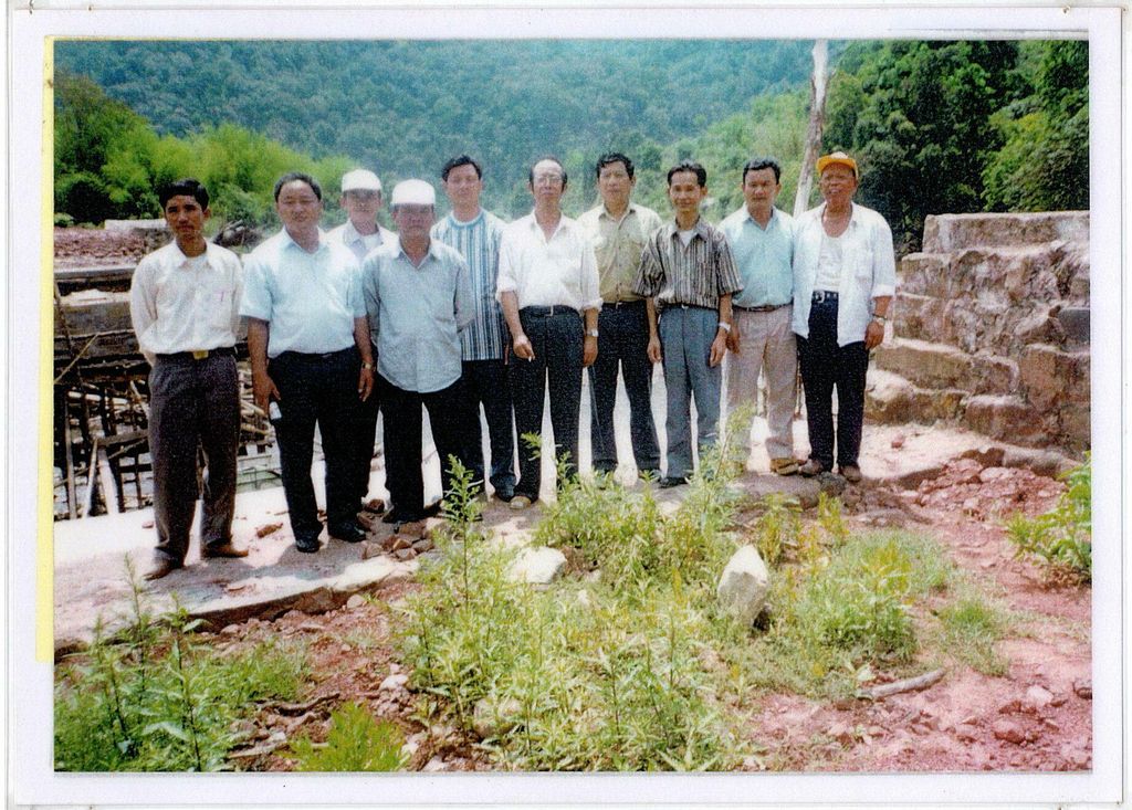 ຜູ​້ຊາຍ10ຄົນ​ຢືນ​​ຖ່າຍ​ຮູບ