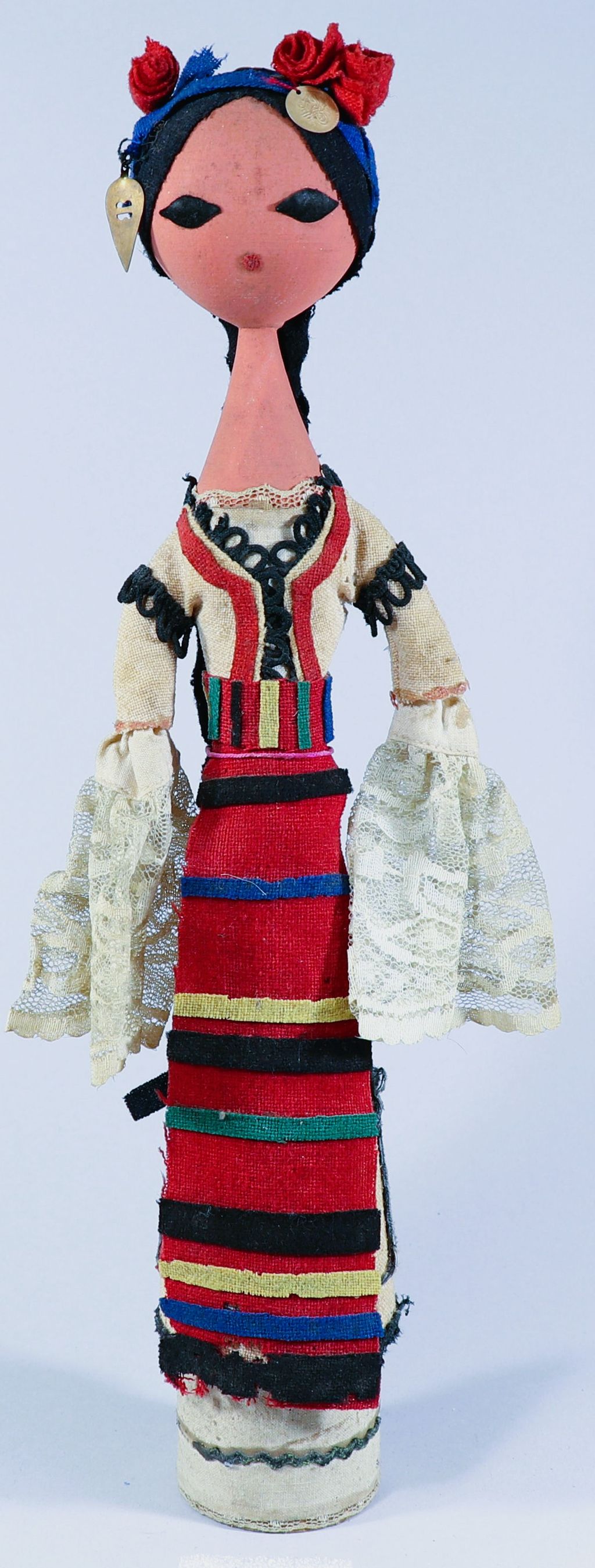 ຕຸກກະຕ່າສາວຊົນເຜົ່າ ເຮັດດ້ວຍໄມ້ ຫູ້ມດ້ວຍຜ້າ