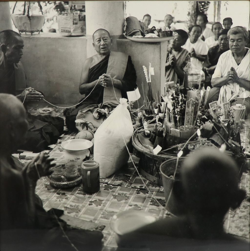 ຮູບຂາວດໍາ ສະທຸນັກເທດ,ປະຊາຊົນນັ່ງນົບແລະມີພາສູດ