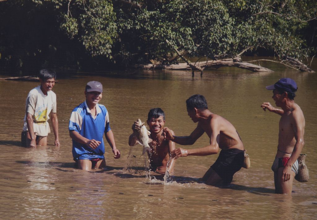 ປະ​ຊາ​ຊົນ​ຫາ​ປາ