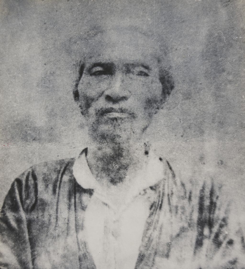 ພໍ່​ເຖົ້າ​ຫງ້ວຽນ ຊີງ​ສັກ ປີ (1863-1929) ເປັນ​ພໍ​ຄີງ​ຂອງ ທ່ານ ໂຮ​ຈິ​ມິນ