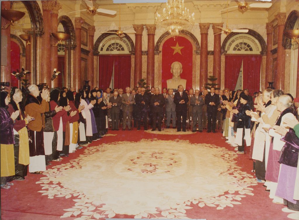 ພຶທີມອບນາມມະຍົດ ແມ່ວິລະຊົນ ທີ່ທຳນຽບປະທານປະເທດຫວຽດນາມ