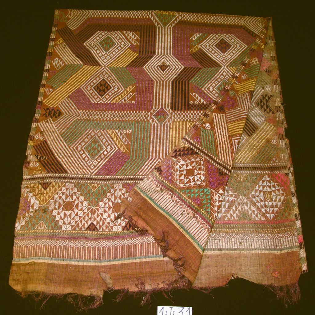 ຜ້າປູໂຕະ ເຮັດດ້ວຍຜ້າໄຫມມ້ອນ ສີນໍ້າຕານຕໍ່າຈົກດອກ