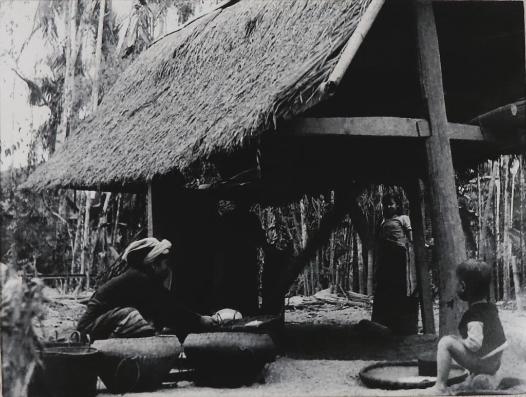 ຮູບ​ພ​າບຂາວດຳ ແມ່ຍິງລາວກຳລັງຕຳເຂົ້າ ປິ1949