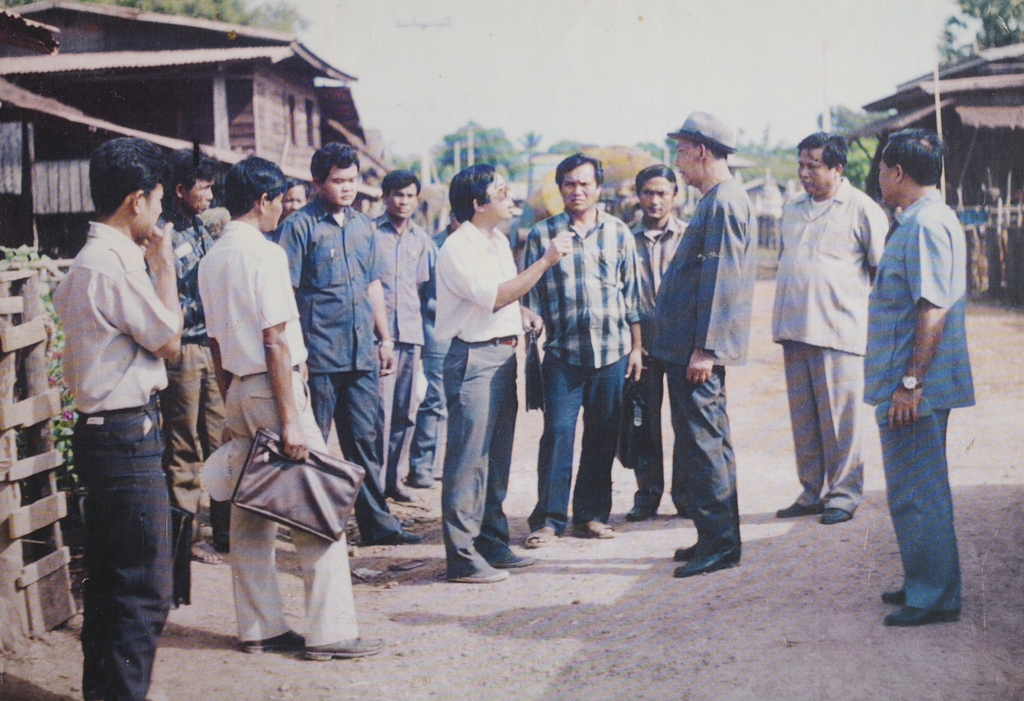 ທ່ານ ຕຳ​ໄຕ ສີ​ພັນ​ດອນ ລົງ​ຢ້ຽມ​ຢາມ​ປະ​ຊາ​ຊົນ