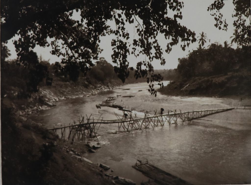 ຮູບ​ພ​າບຂາວດຳ  ຂົວໄມ້ໄຜ່ຂ້າມນໍ້າຄານໃນຍາມແລງ ປີ 1949