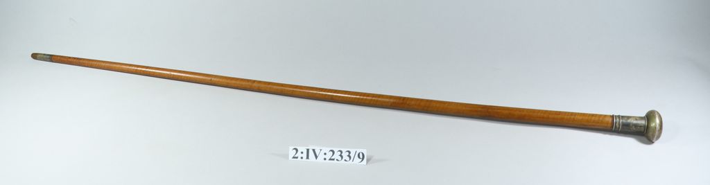 ໄມ້ຄ້ອນເທົ້າ ເຮັດດ້ວຍໄມ້ ( ກົ້ນຈັບ ແລະ ປາຍ ເຮັດດ້ວຍເງິນ ).