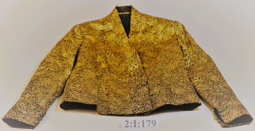 ເສື້ອຄໍປ້າຍ ຜ້າໄໝ ສີດໍາ ລາຍດອກໄໝຄໍາ.