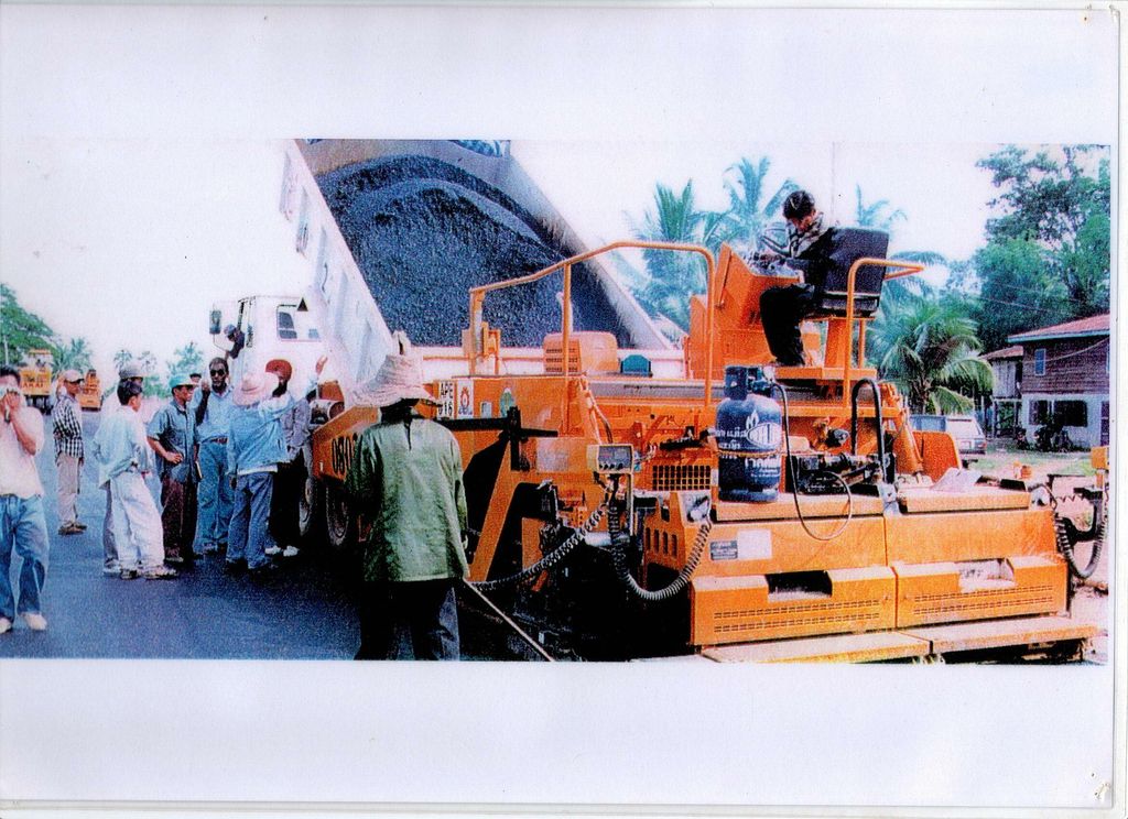 ວິ​ສະ​ວະກອນ​ກຳ​ລັງ​ສ້າງ​ເສັ້ນ​ທາງ