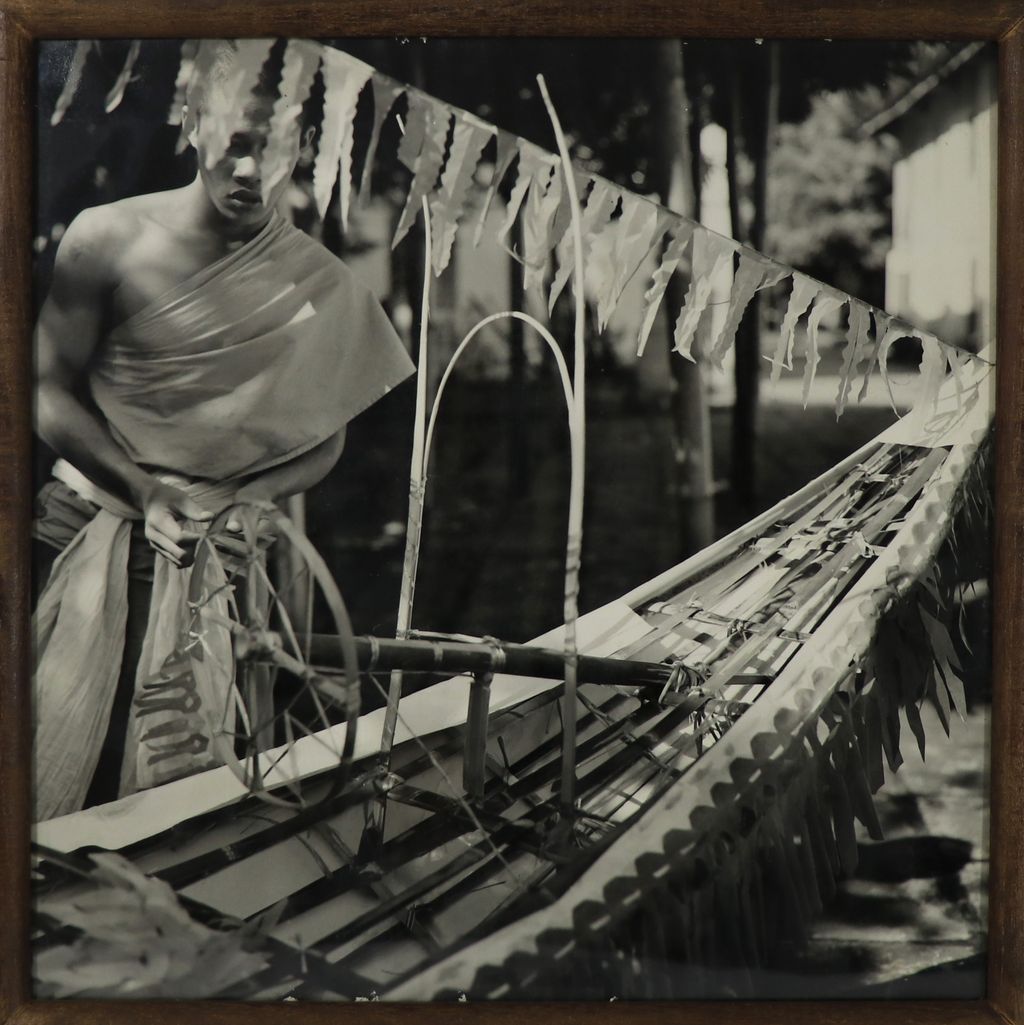 ຮູບພາບຂາວດໍາ ອ້າຍຈົວເຮັດເຮືອໄຟບົກ