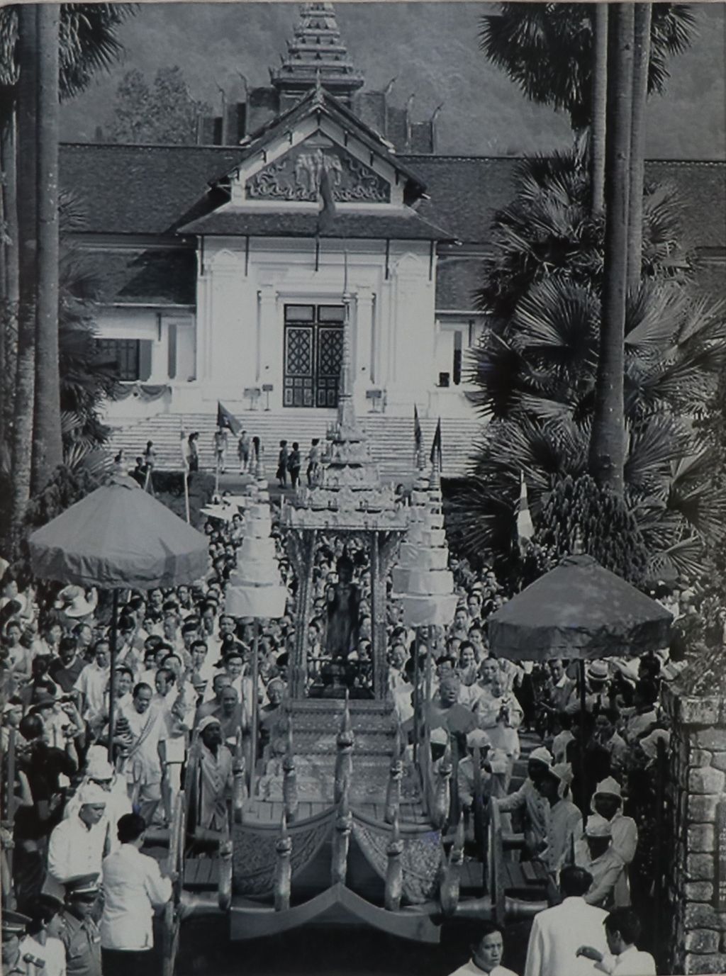 ຮູບພາບຂາວດໍາ ພິທີອັງເຊີນພະບາງເຄື່ອນຍ້າຍອອກຈາກຫໍພິພິທະພັນ ປີ 2010