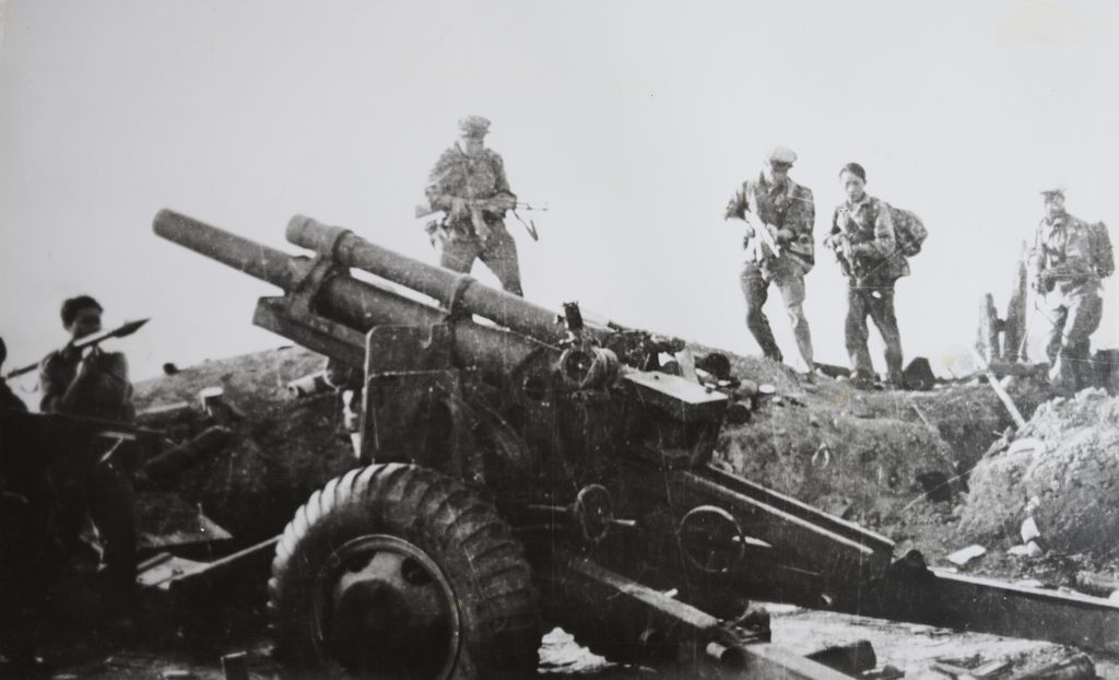 ຈັບ​ສະ​ເລີຍ​ເສິກ​ພ້ອມ​ປືນ​ໃຫຍ່