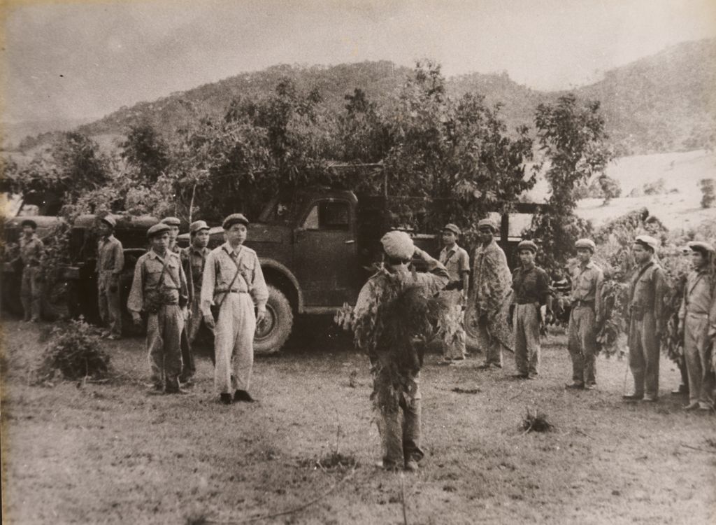 ທະຫານຂັບນັບທ່ານຜູ້ນຳ