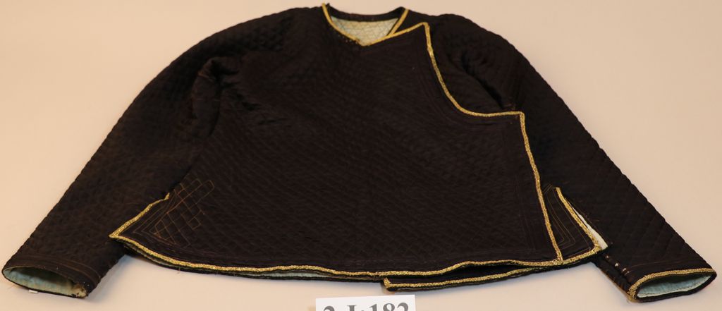 ເສື້ອຄໍປ້າຍ ຜ້າໄໝ ສີດໍາ.