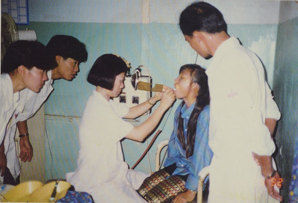 ທ່ານໝໍກວດສຸຂະພາບແຂ້ວໃຫ້ຄົນໄຂ້