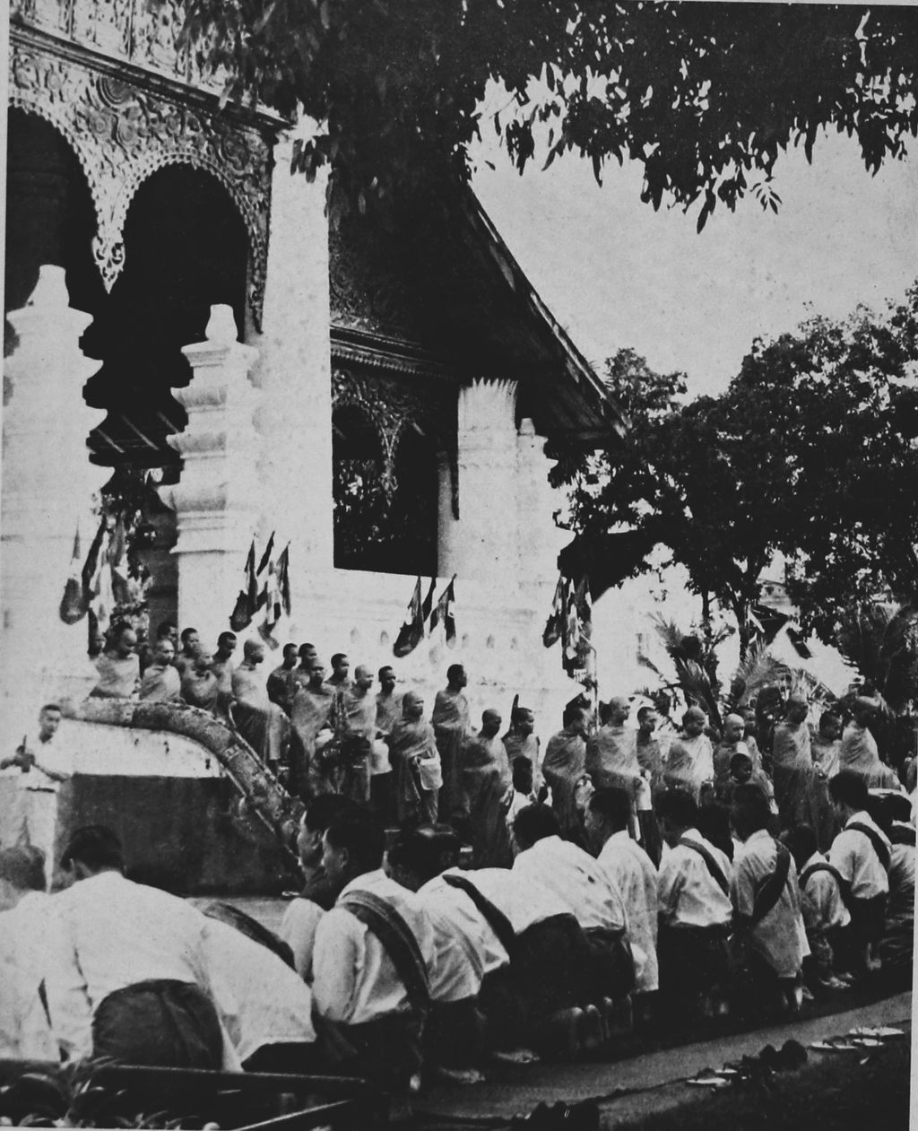 ຮູບ​ພ​າບຂາວດຳ ຊາວລາວໃສ່ບາດ ປີ1963