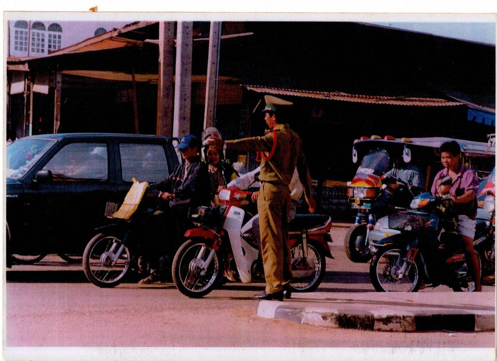 ຕຳ​ຫ​ລວດ​ຈາ​ລະ​ຈອນ​ກຳ​ລັງ​ປະ​ຕິ​ບັດ​ໜ້າ​ທີ່