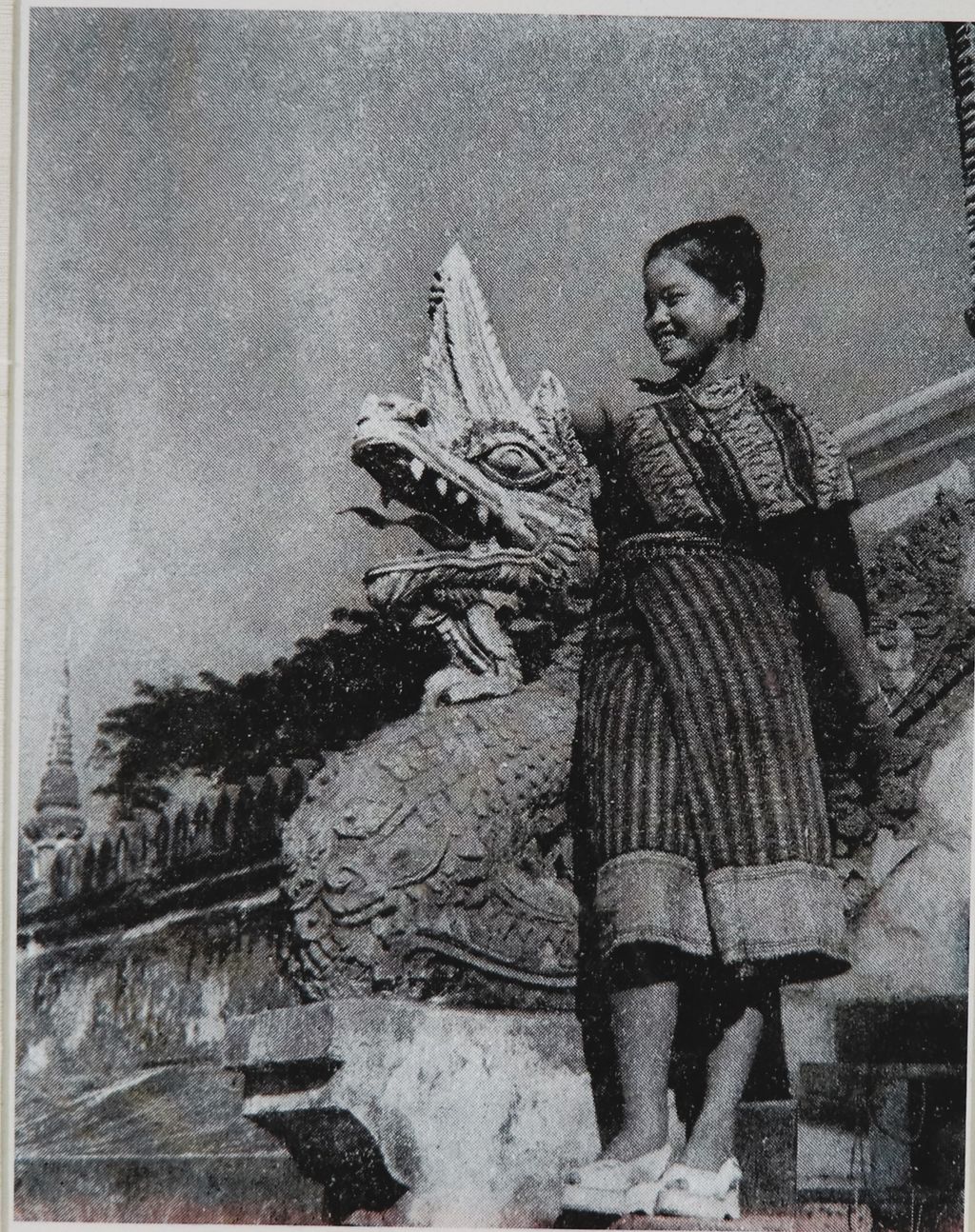 ຮູບ​ພ​າບຂາວດຳ ແມ່ນິງລາວຢຍືນຖ່າຍຮູບກັບຮູບຫົວນາກ ປີ 1956