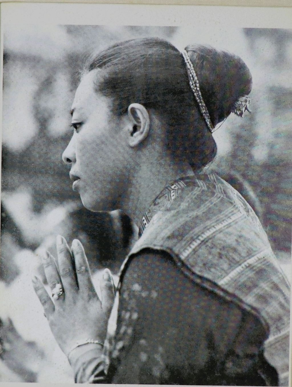 ຮູບ​ພ​າບຂາວດຳແມ່ຍິງລາວນັ່ງນົບ ປີ 1963-1964