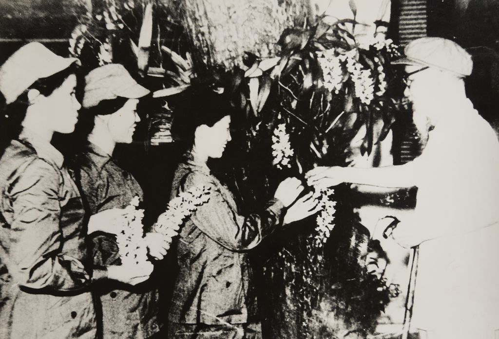 ທ່ານ ໂຮ​ຈິ​ມີນ ມອບດອກ​ເຜີ້ງ​ໃຫ້​ແກ່​ຜູ້​ແທນ 3 ທ່ານ​ແມ່ນກອງ​ຫຼອນ​ຍິງ