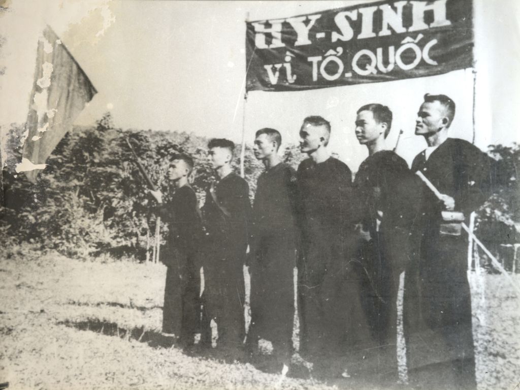 ທະ​ຫານ​ຫວຽດ​ນາມ 6 ຄົນ​ຖ່າຍ​ຮູບ​ລວມ​ກັນ