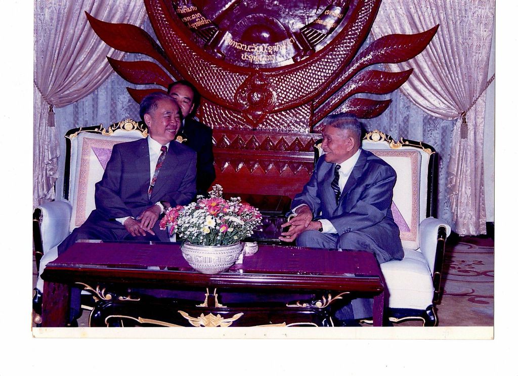 ທ່ານ ໜູ​ຮັກ ພູມ​ສະ​ຫວັນ ຕ້ອນ​ຮັ​ບ​ແຂກ​ຕ່າງ​ປະ​ເທດ