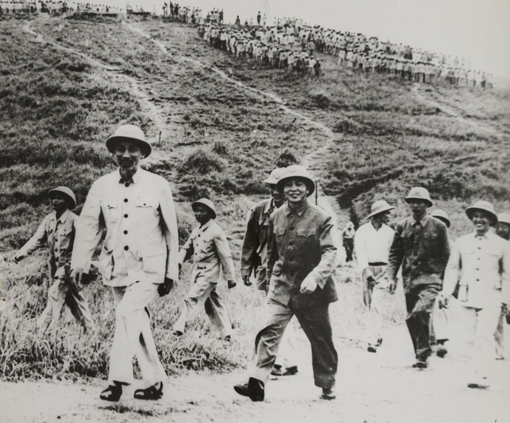 ທ່ານ ໂຮ​ຈິ​ມິນ ລົງ​ຢ້ຽມ​ຢາມ​ປະ​ຊາ​ຊົນ