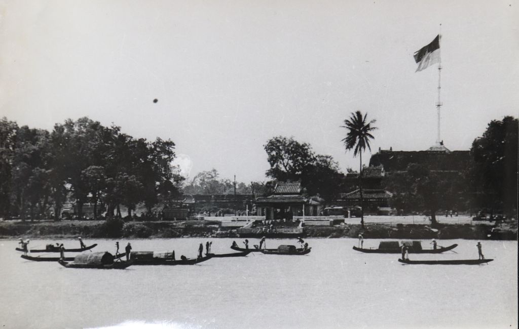 ປະ​ຊາ​ຊົນ​​ພ່າຍ​ເຮືອ​ຢູ່​ແມ່​ນ້ຳ (ຢູ່​ຕ່າງ​ປະ​ເທດ)