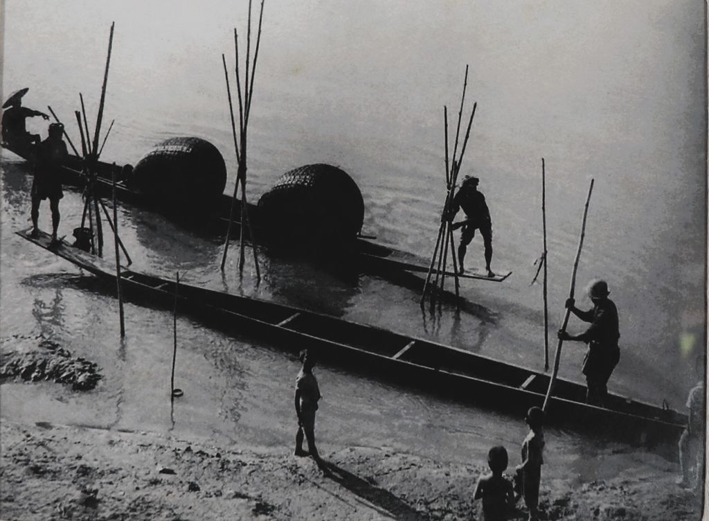 ຮູບພາບຂາວດໍາ ຊາວປະມົງກໍາລັງຫາປາທີ່ນໍ້າຄານ ປີ 1951