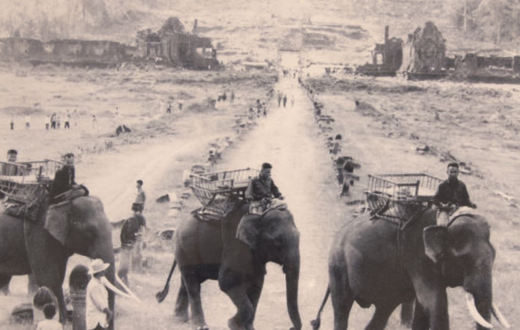 ຄອນ​ຊ້າງ ຂີ່​ຊ້າງ