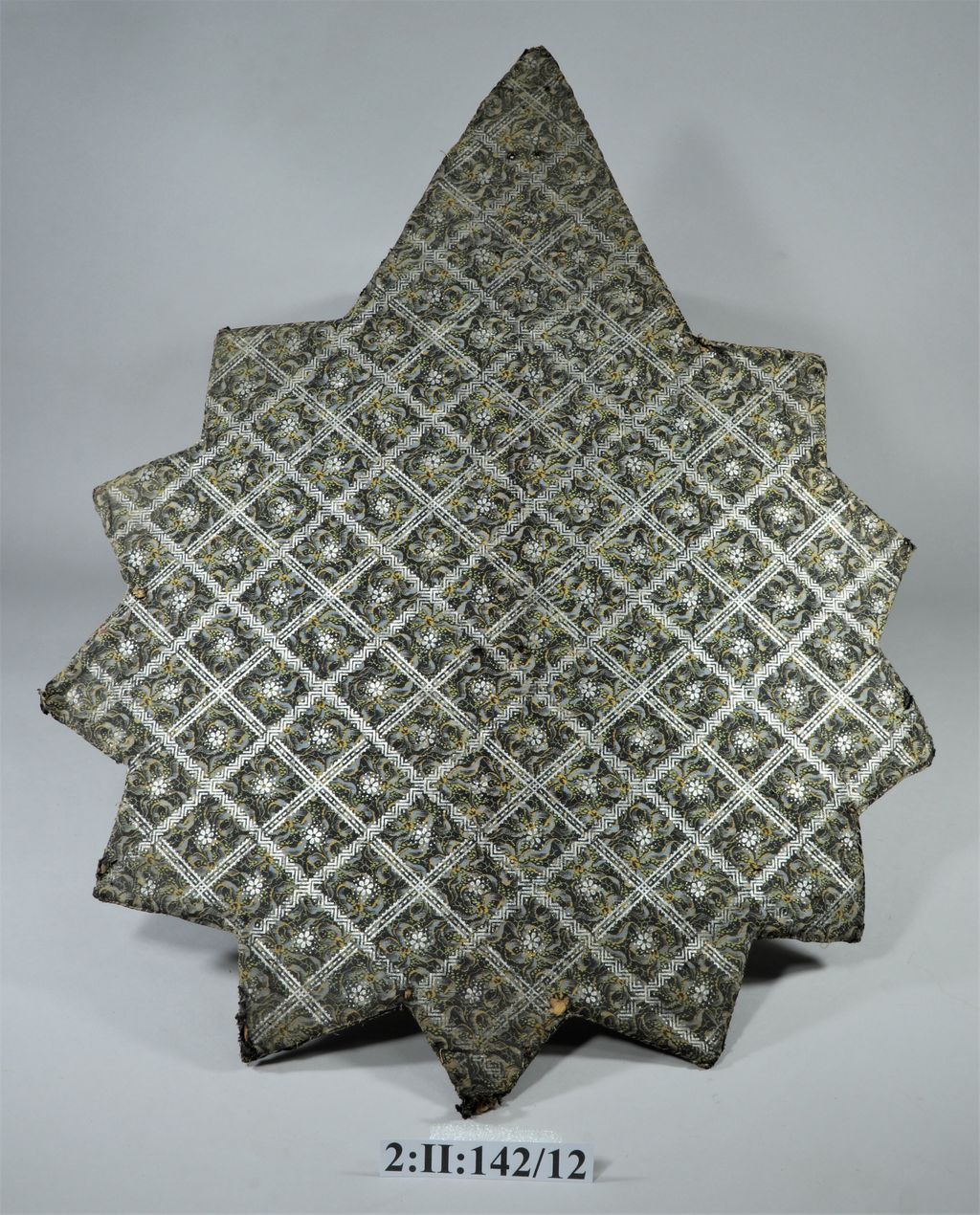 ໃບພັດຈໍາພອນ ເຮັດດ້ວຍໄມ້, ຜ້າໄໝ.