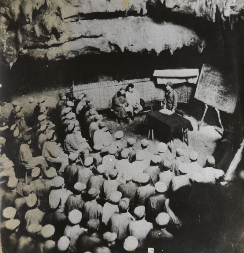 ປະຊຸມວາງແຜນໃນຖ້ຳ