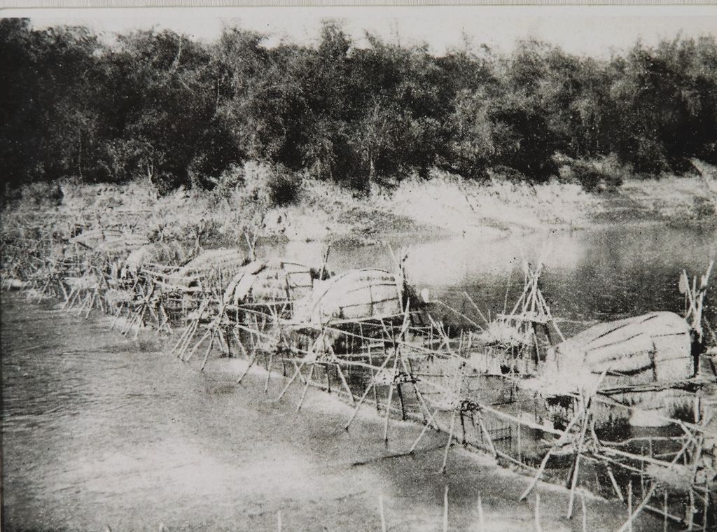 ຮູບ​ພ​າບຂາວດຳ ການໃສ່ຂານທີ່ນໍ້າຄານ ປີ 1930