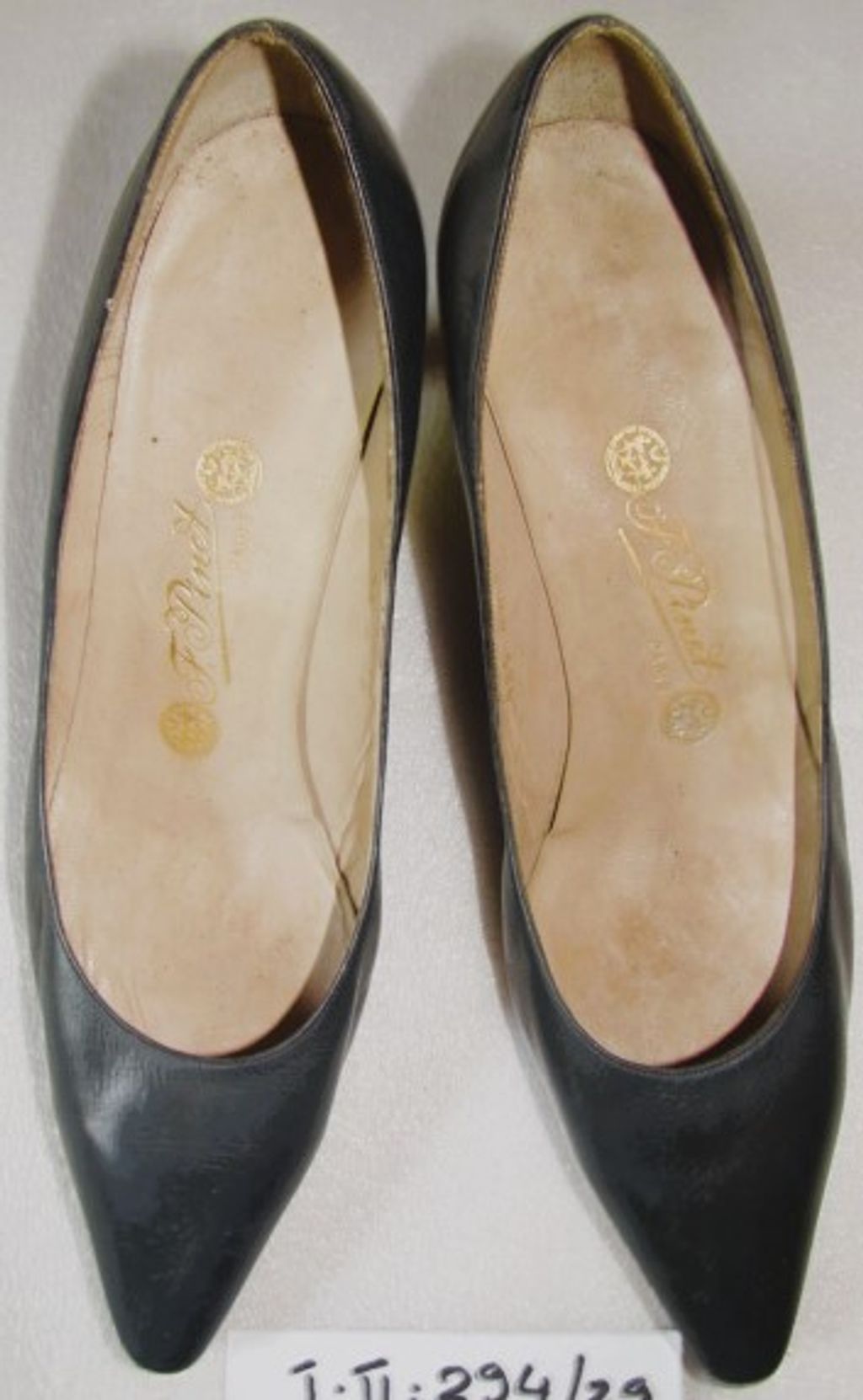 ເກີບຢ່ອງສົ້ນເຂັມ ຫນັງສີຫມາກຄໍ້ຫນັງສີຂາວ