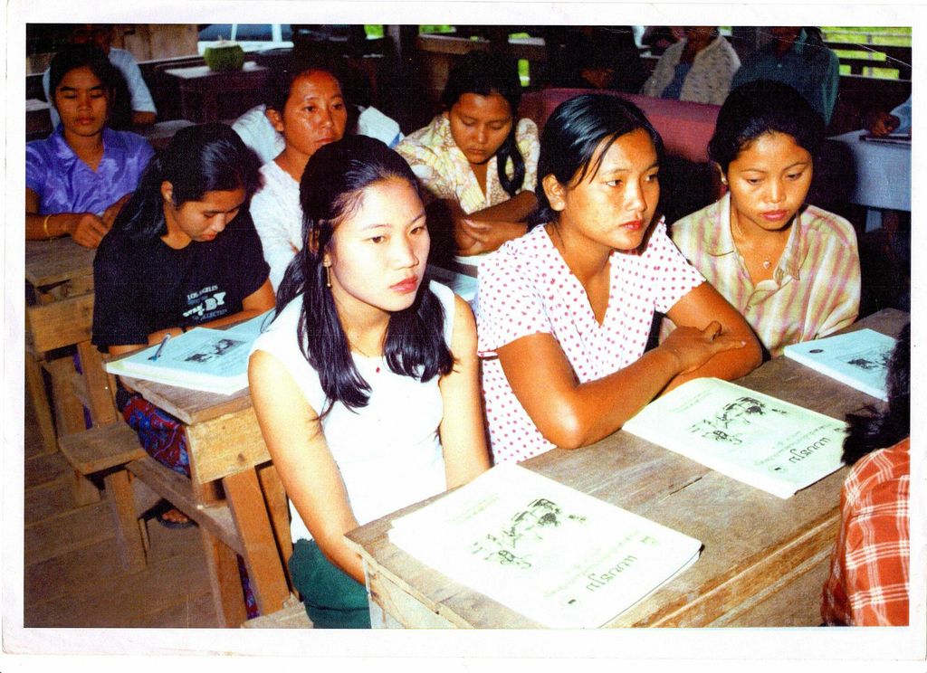 ນັກ​ຮຽນ​ຮຽນ​ໜັງ​ສື