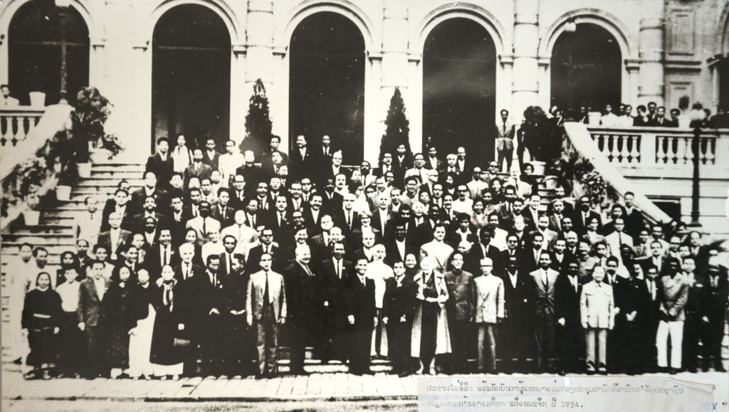 ປະທານ ໂຮຈິມິນ ພ້ອມ​ກັບ​ບັນ​ດາ​ຜູ້​ແທນ​ມາ​ຮ່ວມກອງ​ປະ​ຊຸມ​ສາ​ມັກ​ຄີ