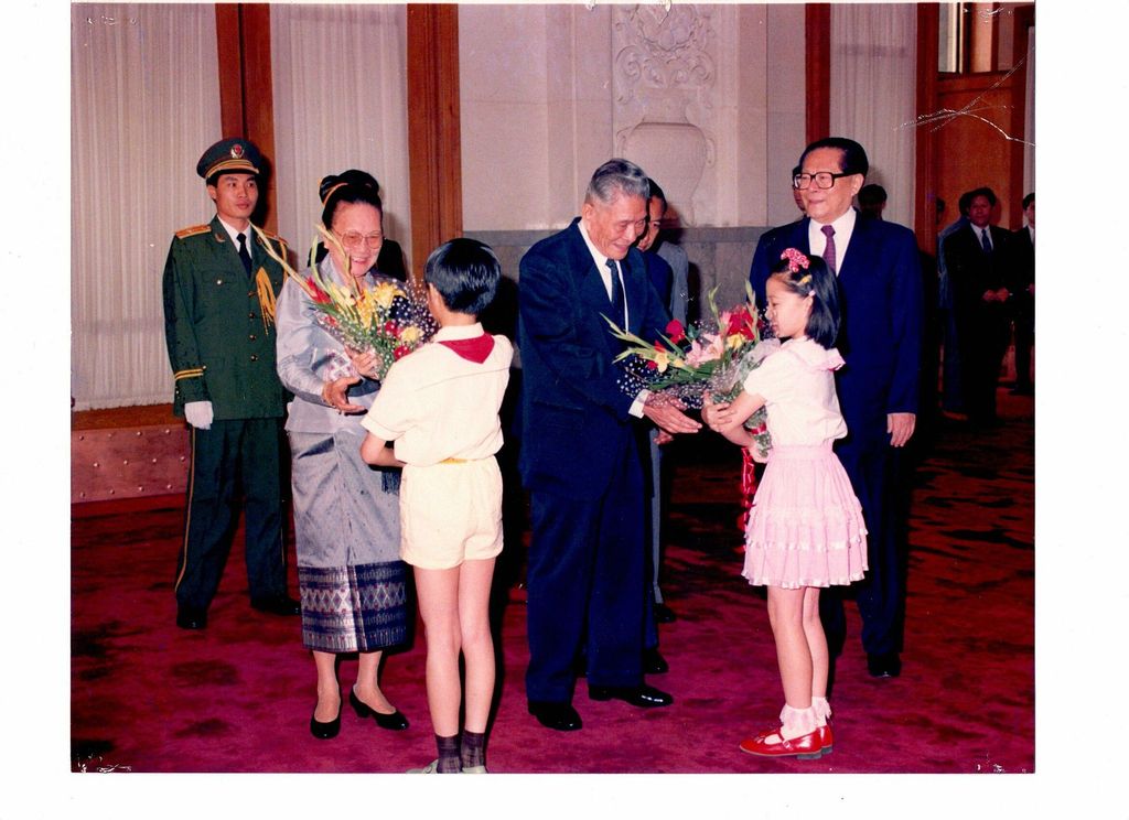 ເຍົາ​ວະ​ຊົນ​ມອບ​ຊໍ່​ດອກ​ໄມ້​ໃຫ້ ​ທ່ານ. ​ໜ​ູ​ຮັກ​ ພ້ອມ​ດ້ວຍ​ເມຍ