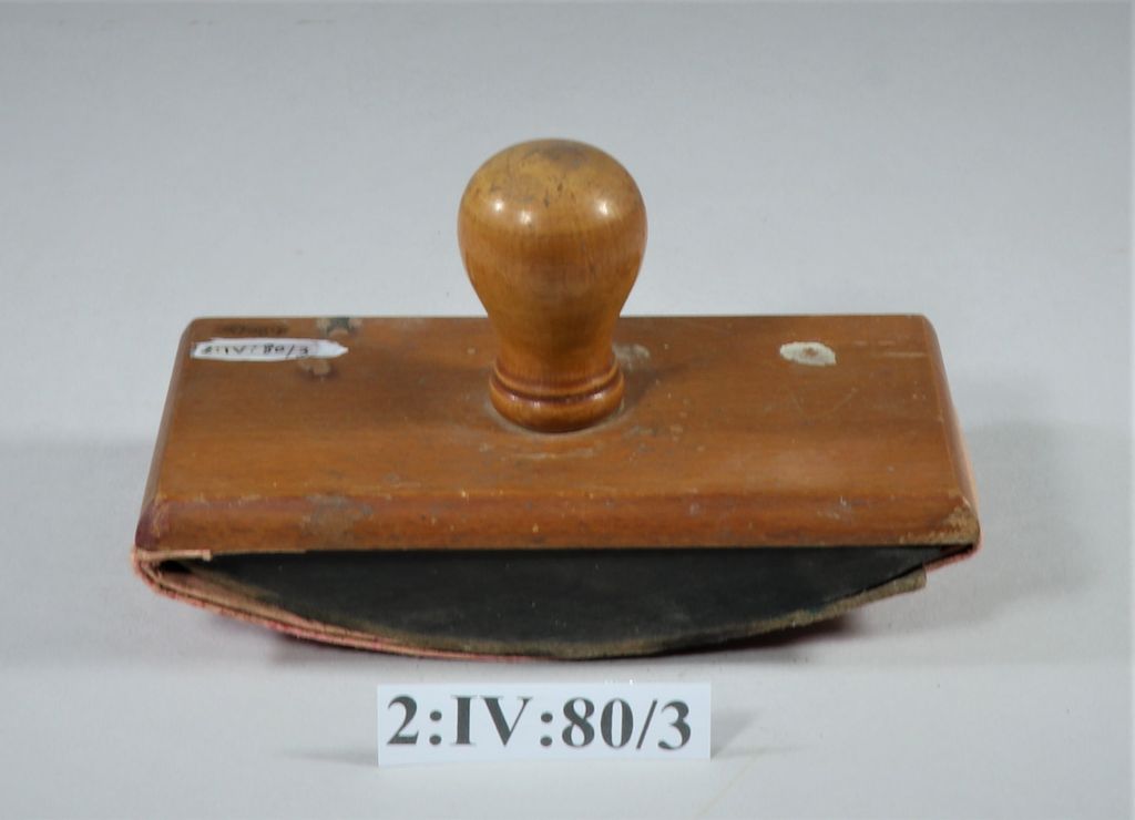 ອັນຊັບນໍ້າເມິກ ເຮັດດ້ວຍໄມ້.