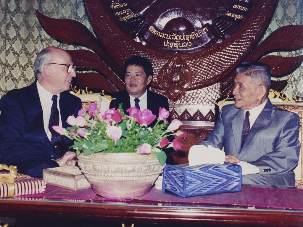 ທ່ານ ໜູ​ຮັກ ພູມ​ສະ​ຫວັນ ຕ້ອນ​ຮັບ​ອຳ​ນວຍ​ການກອງ​ທຶນ​ສາ​ກົນ