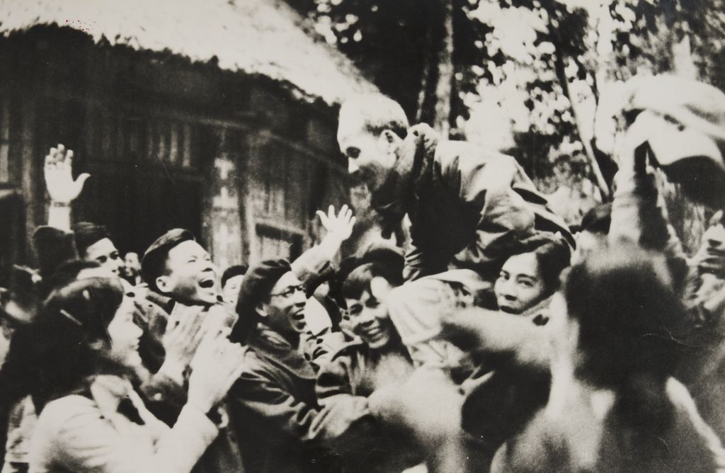 ປະ​ທານ ໂຮ​ຈິ​ມິນ ພ້ອມ​ດ້ວຍ​ຜູ້​ແທນ​ ມາ​ຮ່ວມກອງ​ປະ​ຊຸມ​ເອ​ກະ​ພາບ​ ຫວຽດ​ມິນ-ລຽນ​ຫວຽດ