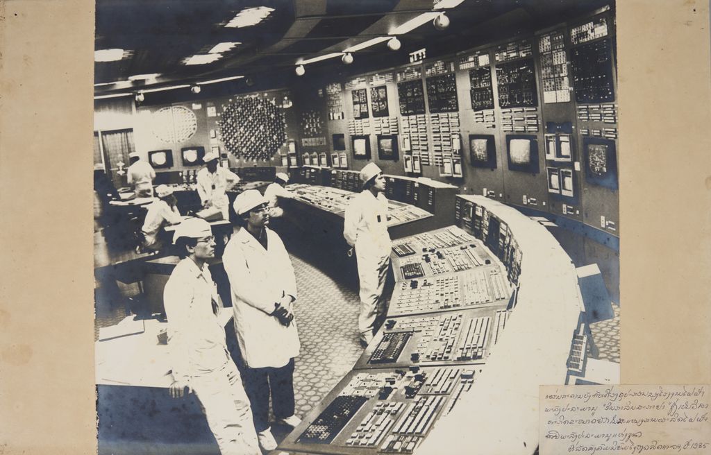 ຫ້ອງ​ຄວບ​ຄຸມ​ອຸ​ປະ​ກອນ​ໂຮງ​ງານ​ໄຟ​ຟ້າ​ພະ​ລັງ​ງານ​ປະ​ລຳ​ມະ​ນູ